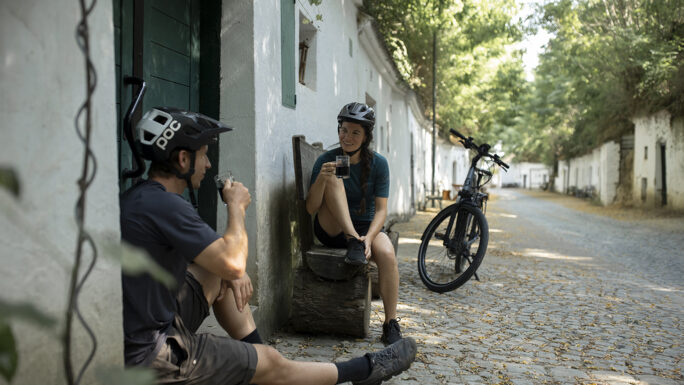 Radfahren in der Kellergasse am Radweg in Poysdorf, Weinviertel